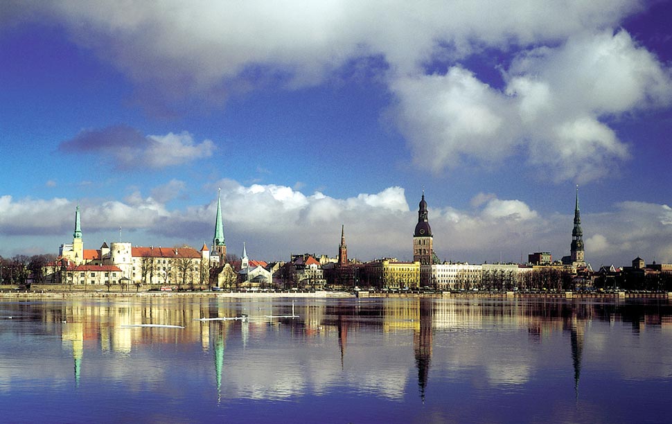 Silhouette von Riga mit Fluss davor